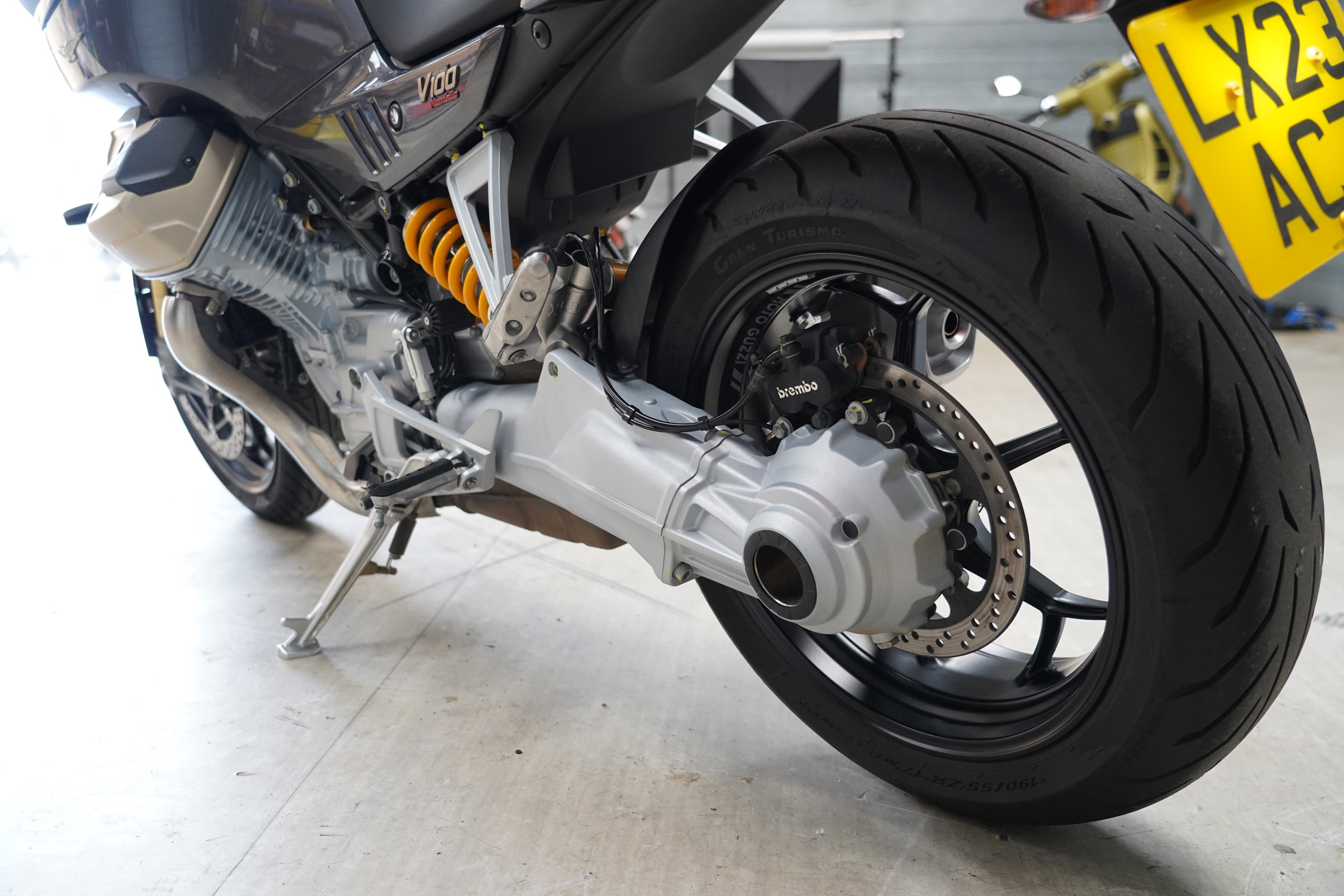 Brakes, Shaft drive, suspension on the Moto Guzzi V100 Mandello S