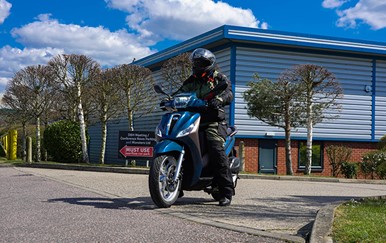 Piaggio Medley 125 Scooter Road Test Review - Euro 5