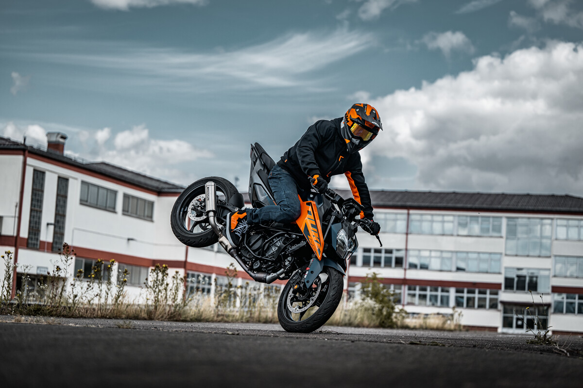 KTM Duke 125 2024 on its front wheel