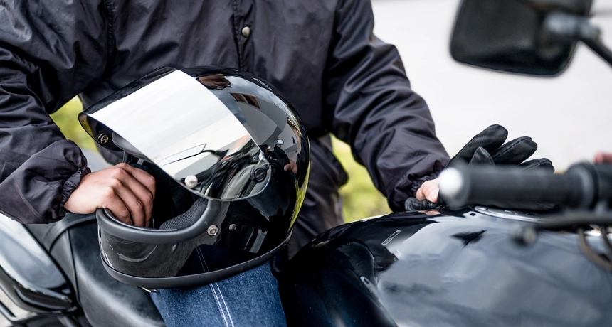 Motorcycle_helmet.webp