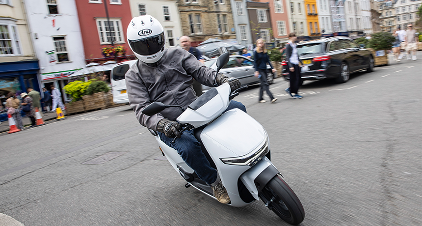 Person rides CUVe: in Oxford