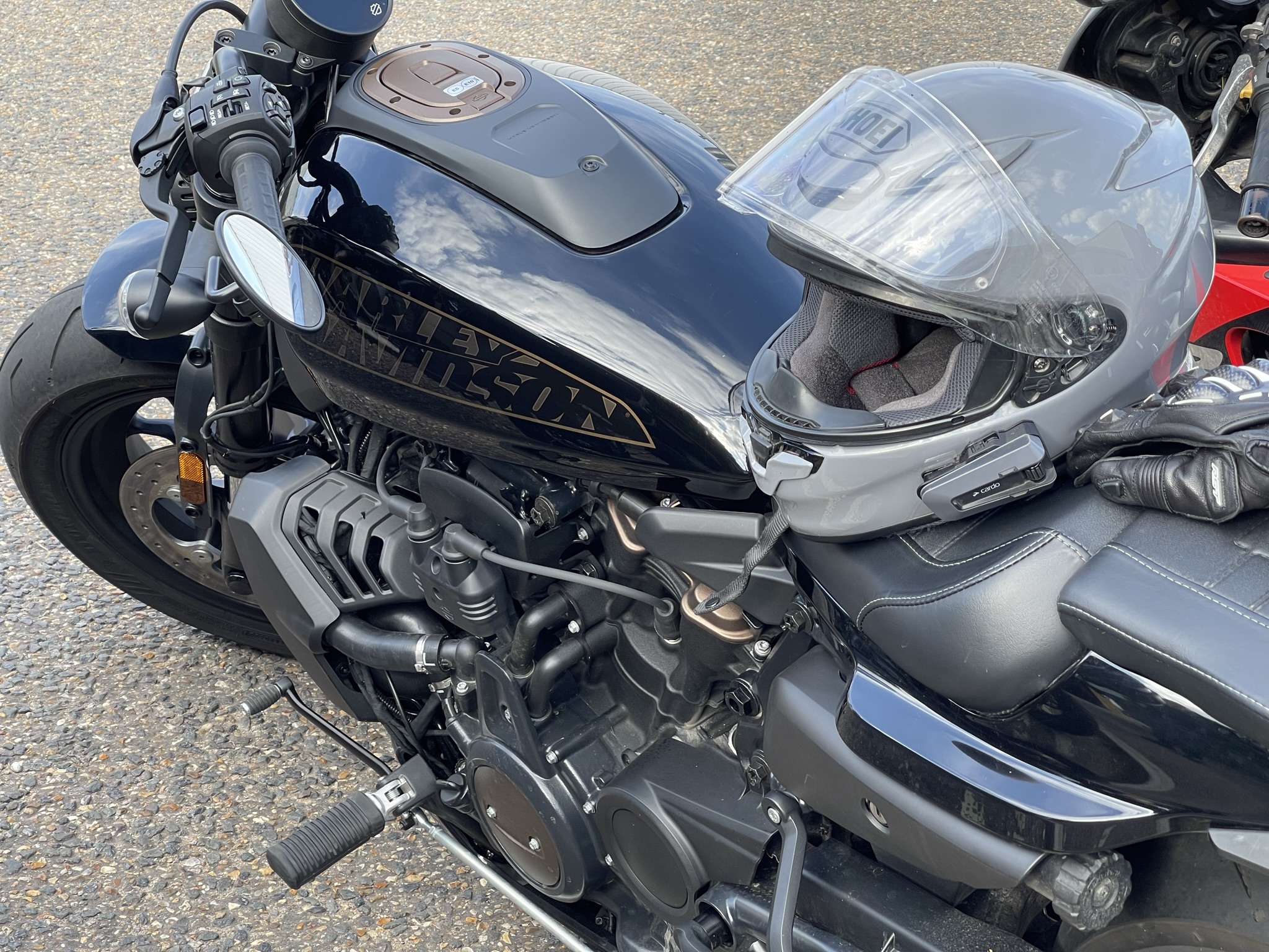 Harley-Davidson Sportster S with Shoei NXR2 helmet and Cardo Packtalk Edge