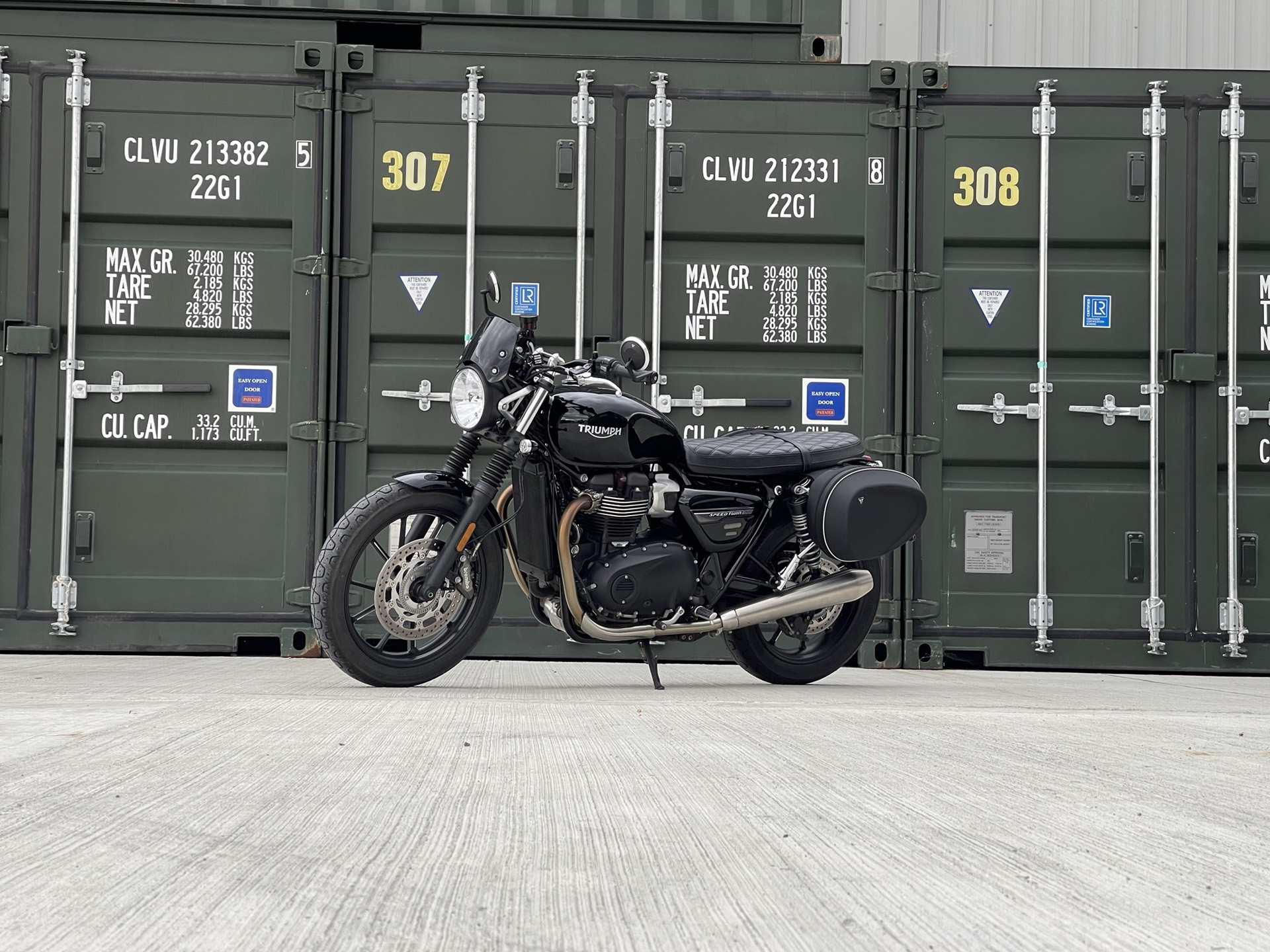 Triumph Speed Twin 900 2023 in front of containers