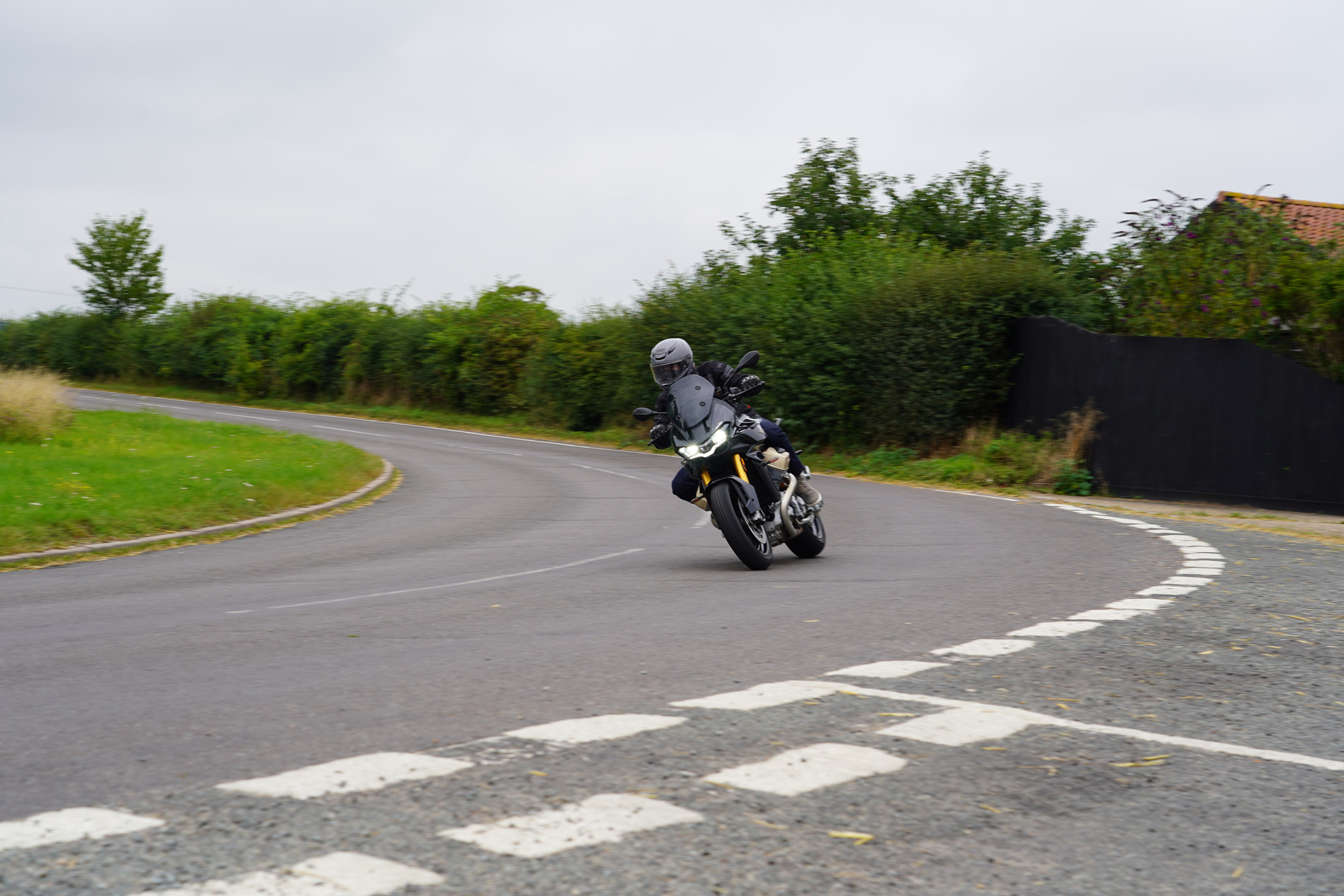 Cornering on the Moto Guzzi V 100 Mandello S