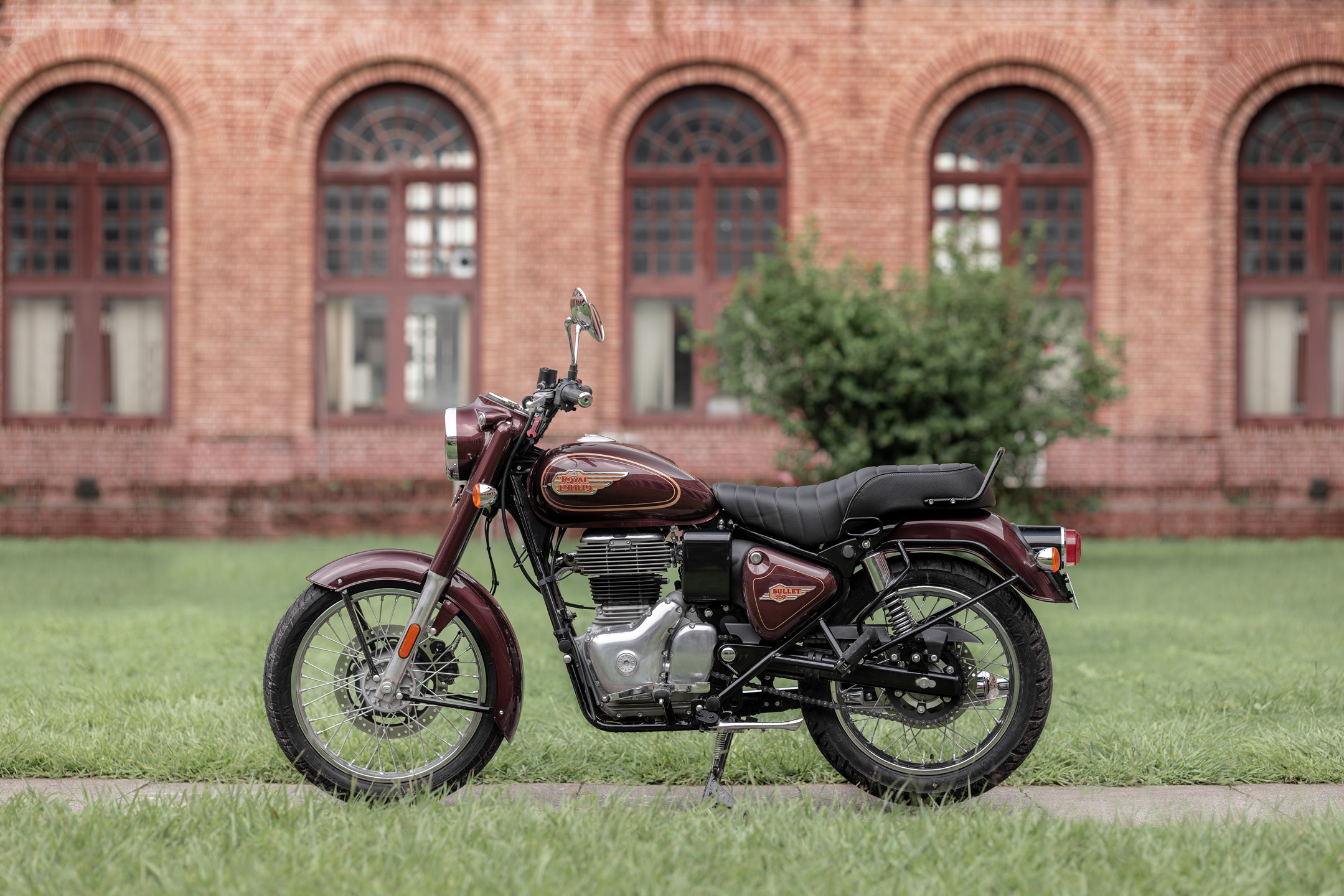 Royal Enfield Bullet 350 2023 in Maroon