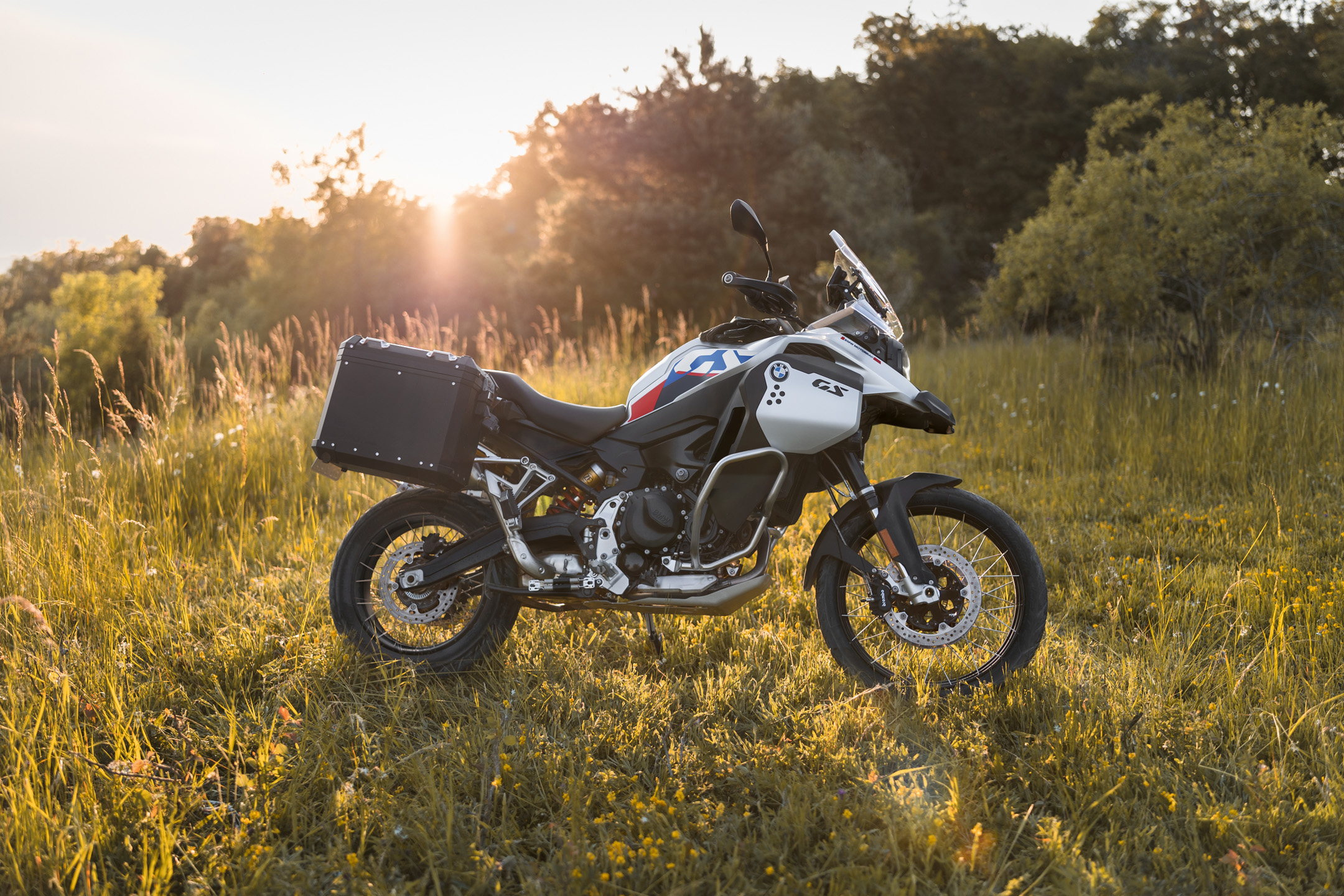 BMW F 900 GS 2024 side profile in countryside
