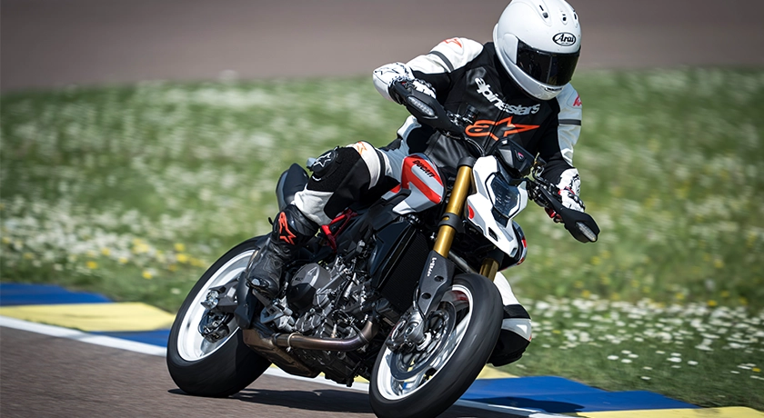 2026 DUCATI HYPERMOTARD RIDE ON 2.webp