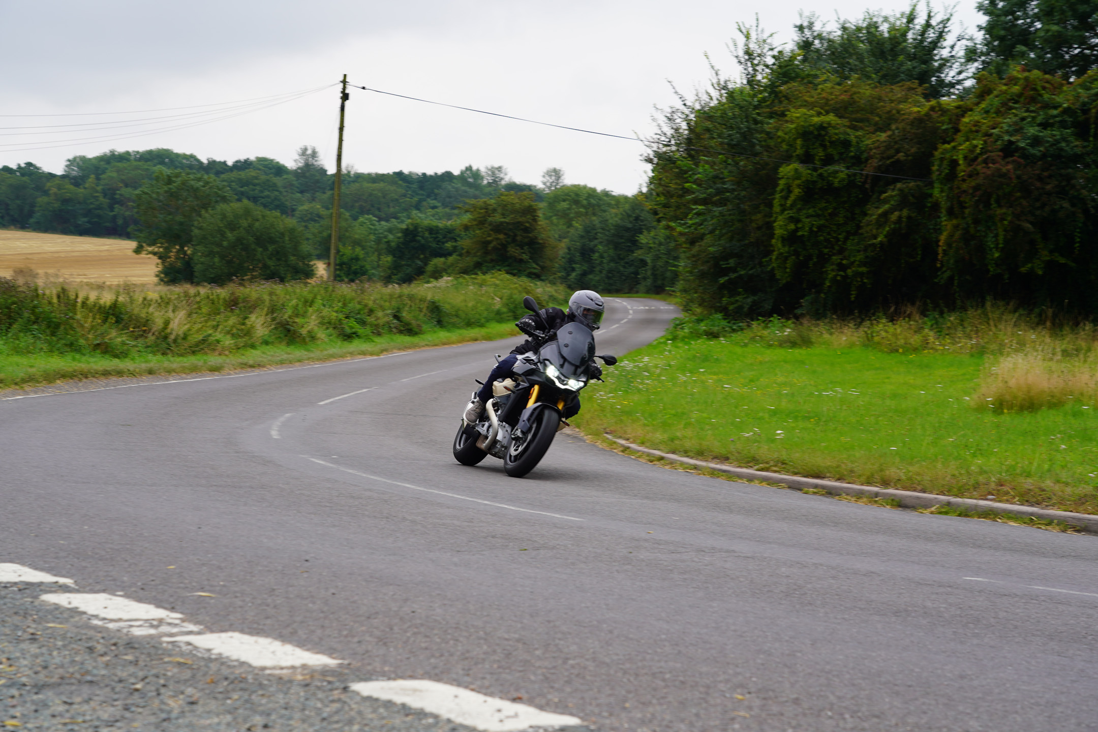 Cornering on the Moto Guzzi V 100 Mandello S