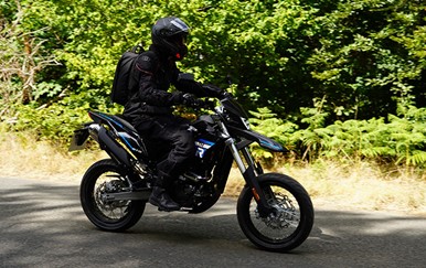 Sinnis SM-R 125 Motorcycle Road Test Review |  The Best Budget Motard? - Euro 5