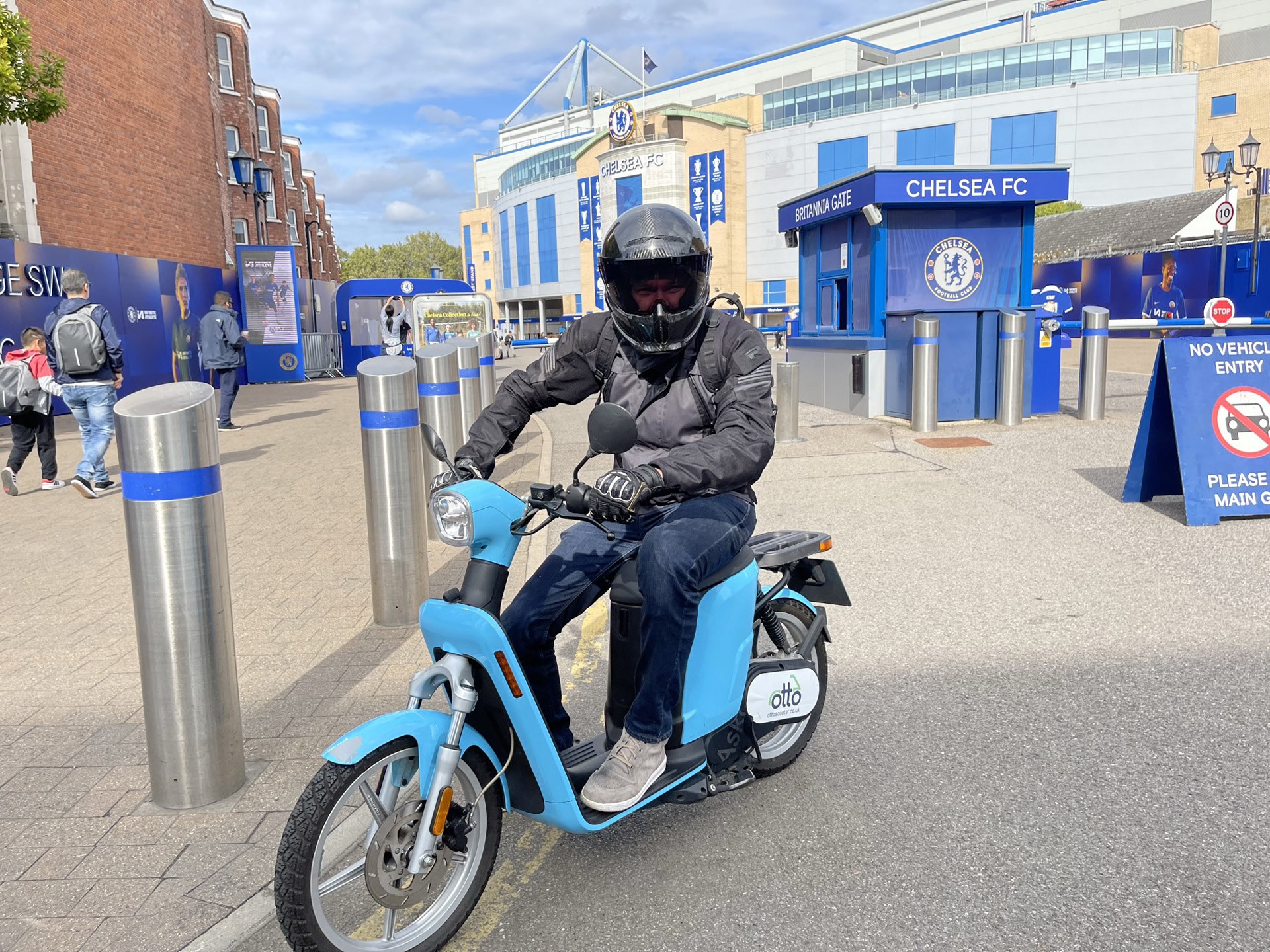Askoll eSpro 70 at Stamford Bridge, Chelsea FC. Alex on the electric scooter wearing a Ruroc Atlas 4