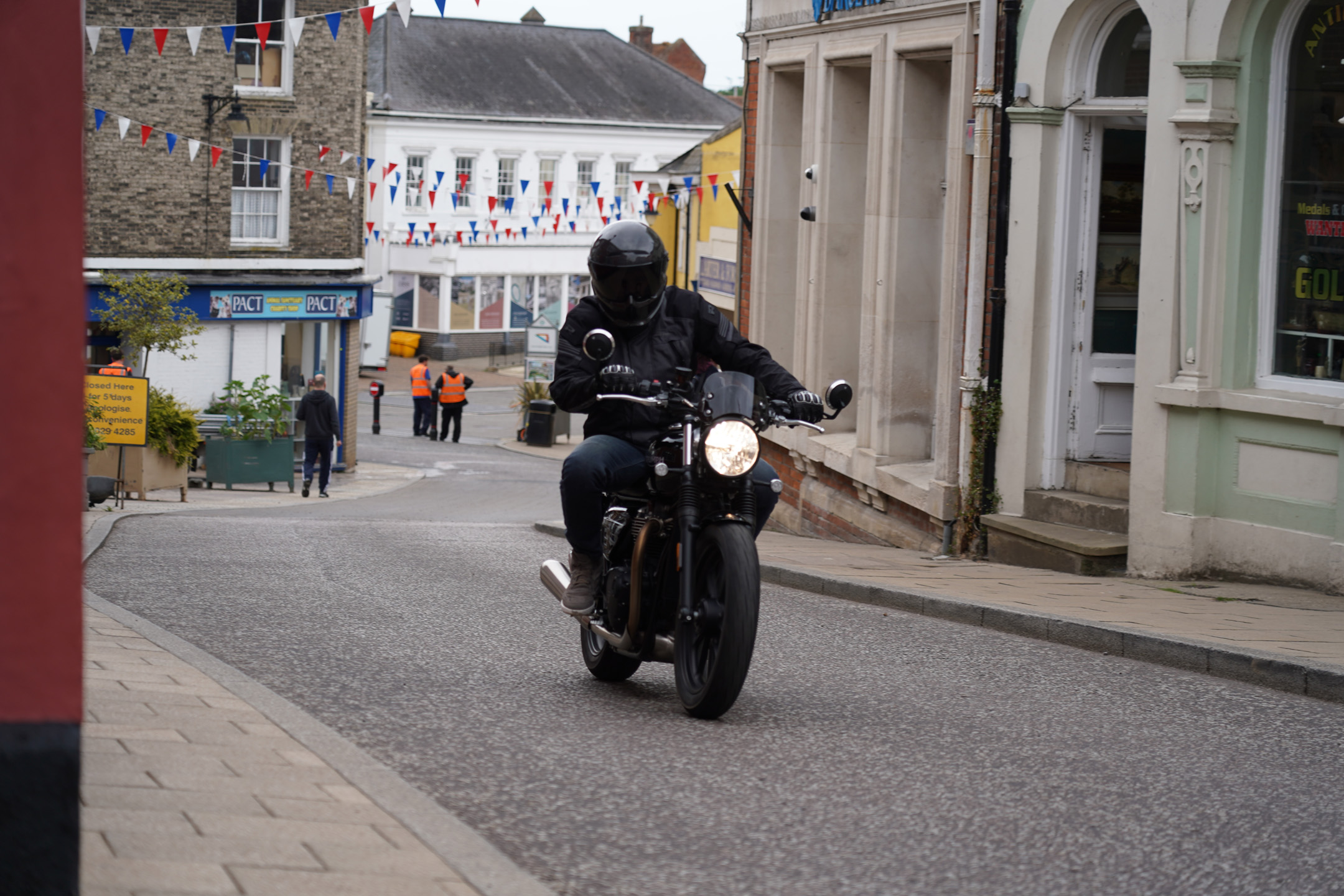 Triumph Speed Twin 900 in town