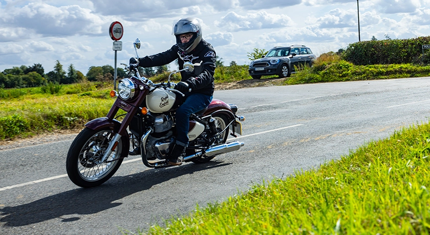 Royal_Enfield_Classic_650_Riding.webp