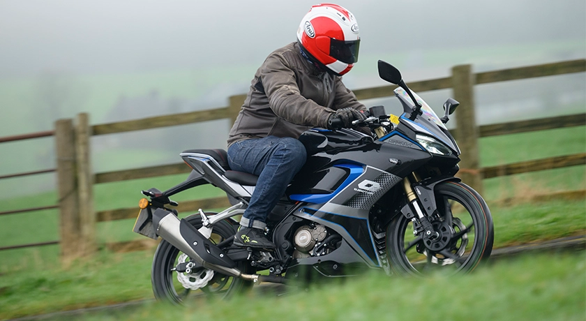 3. QJMotor SRK125R Ride on 2.webp