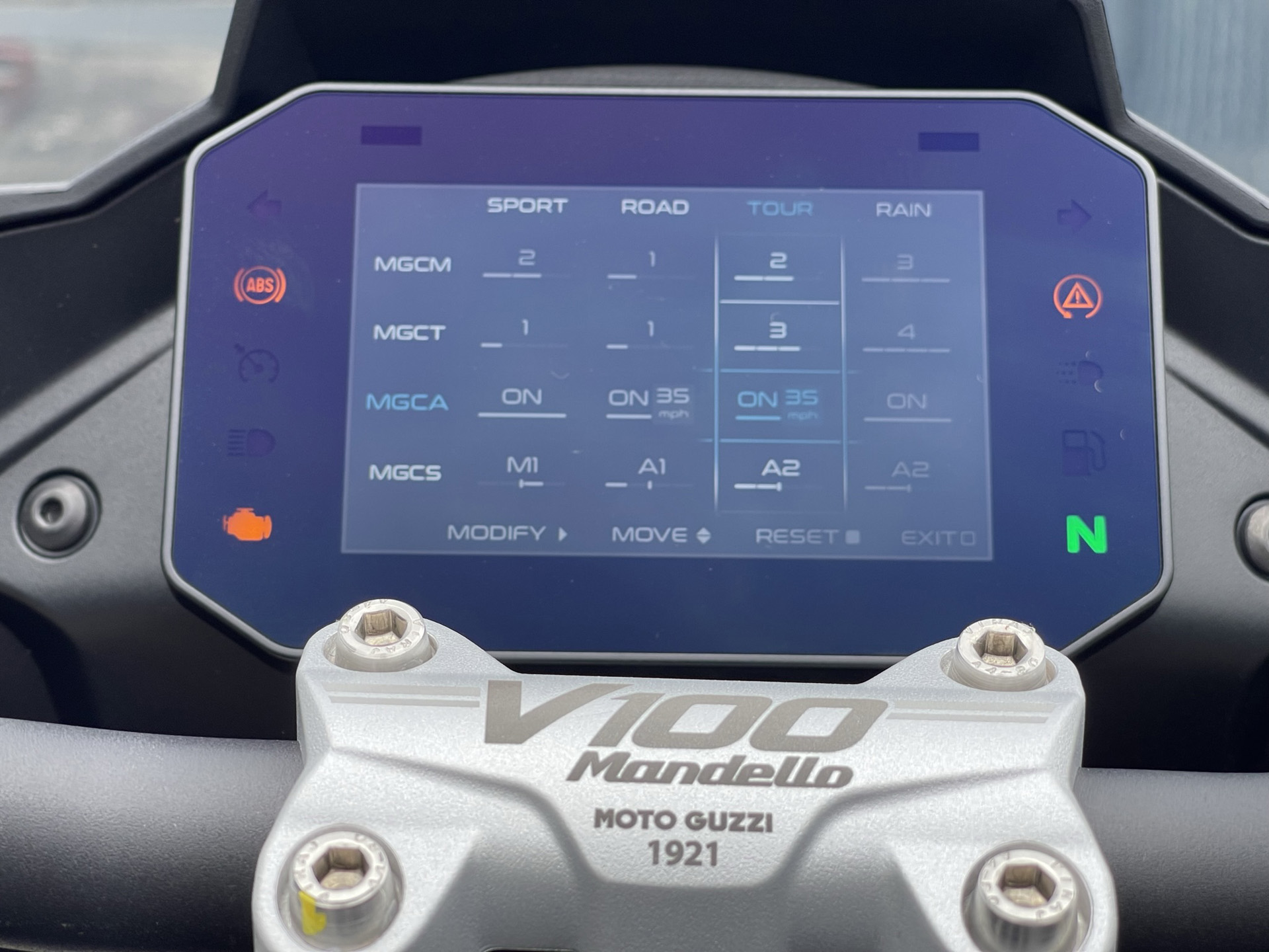 Rider mode screen on the Moto Guzzi V100 Mandello S