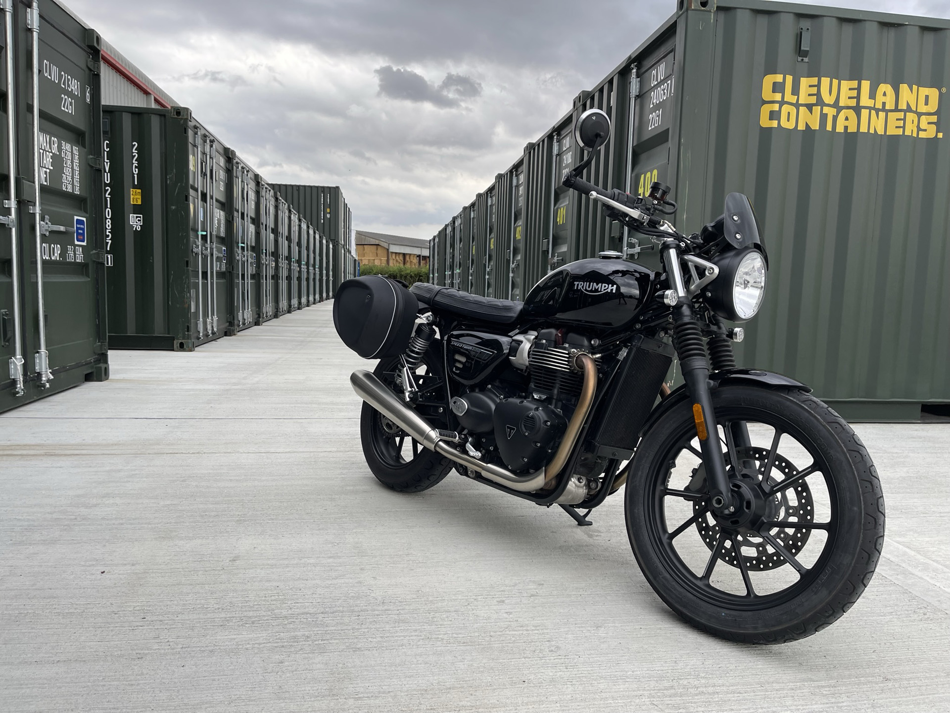 Triumph Speed Twin 900 photoshoot with some containers