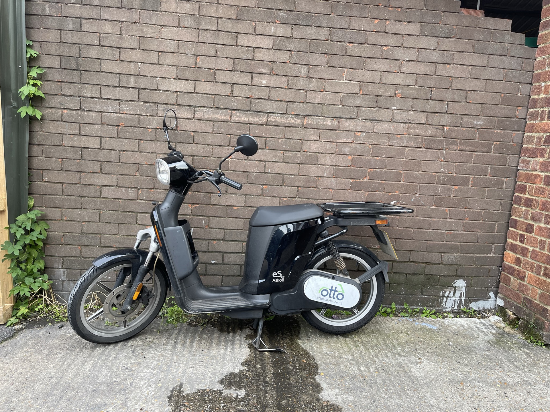 Askoll eSpro 70 in black, electric scooter review 2023
